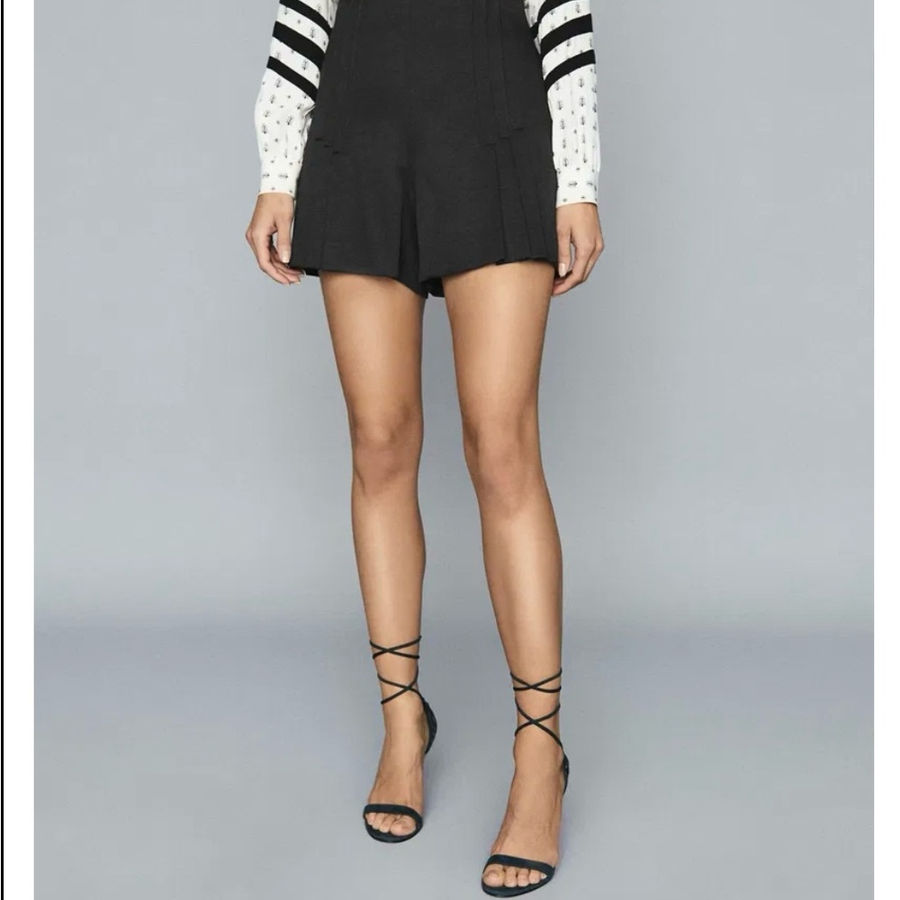 Reiss Aurora Pleated Tailored Shorts in Black in Size US 6